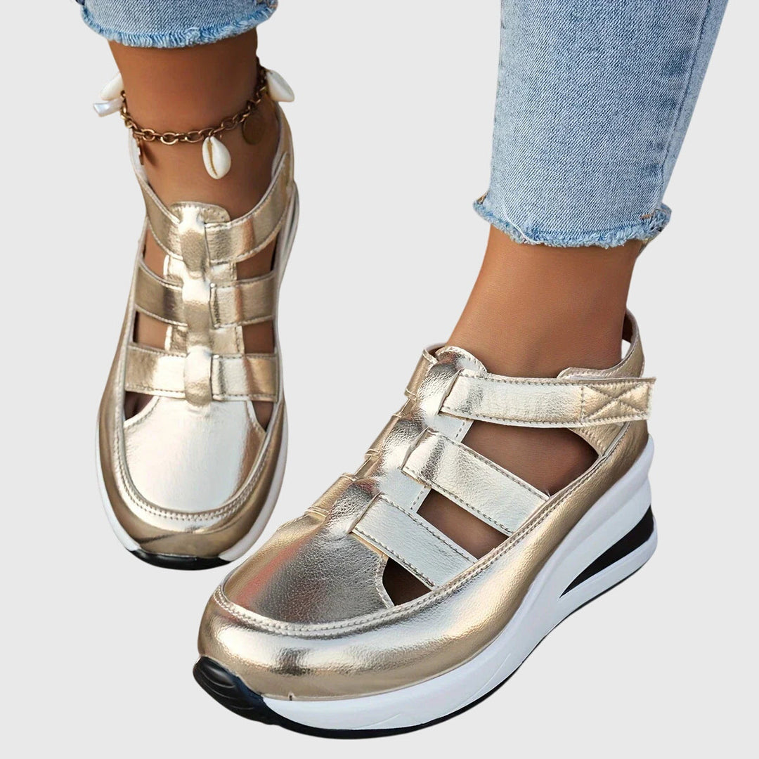 Detailansicht: Verstellbare Riemen der bequemen Damen Flachsandalen für optimalen Sitz & Alltagskomfort.