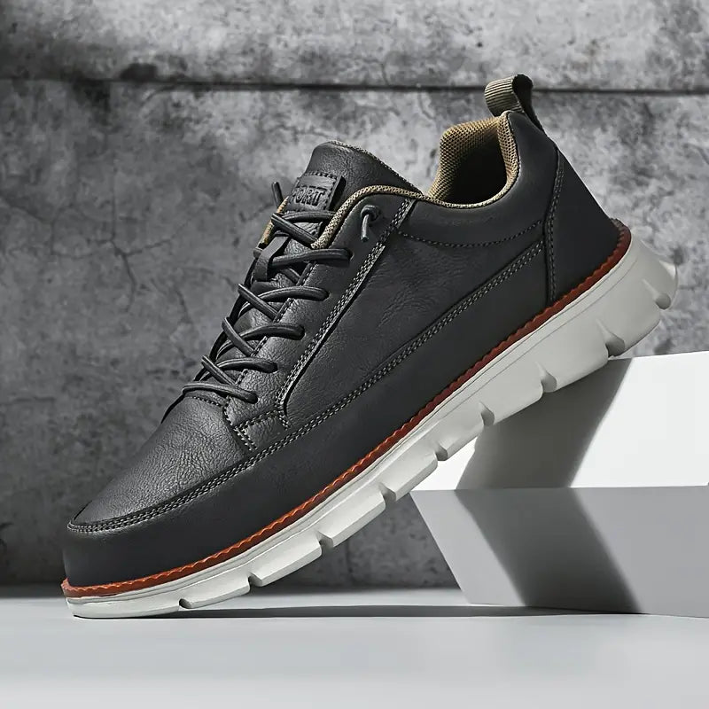 Stylischer Herren Komfortschuh, orthopädisch, Vorderansicht, gepolstert für optimalen Halt.