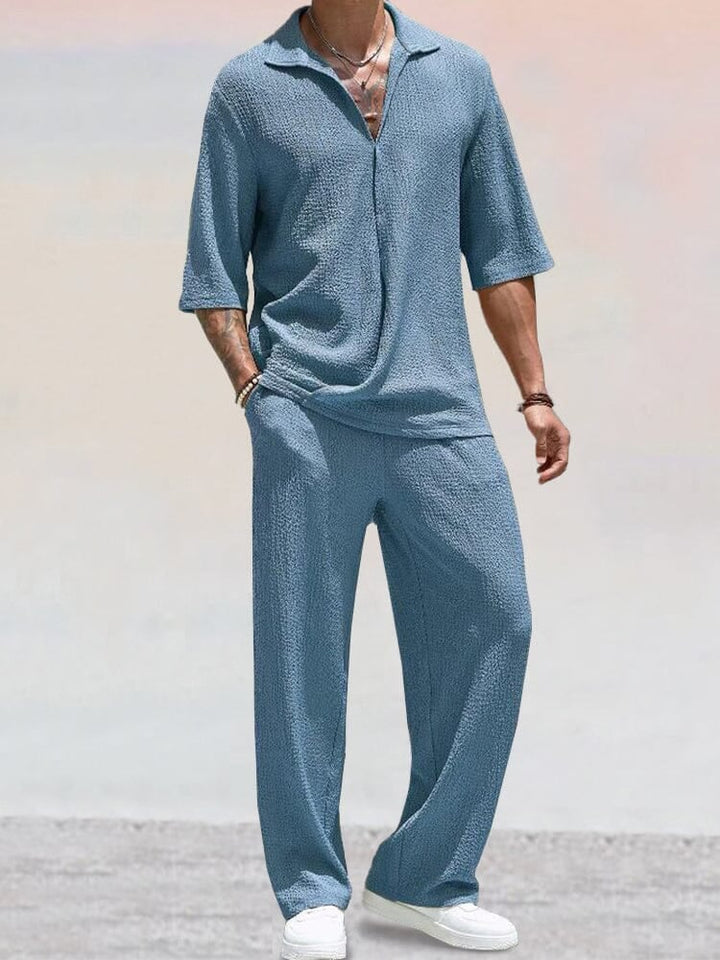 Stylisches Herren Poloshirt aus dem Freizeit Zweiteiler Set. Modernes, atmungsaktives Oberteil für entspannte Tage.