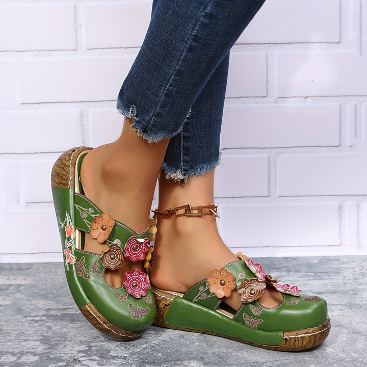 Einzigartige Blumenschuhe: Damen Keilabsatz-Pantoletten mit liebevollen Schmetterling-Applikationen, bequem.