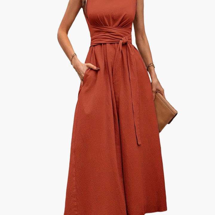 Bequemer ärmelloser Damen Jumpsuit mit Bindegürtel und weitem Bein für Frühling & Sommer.
