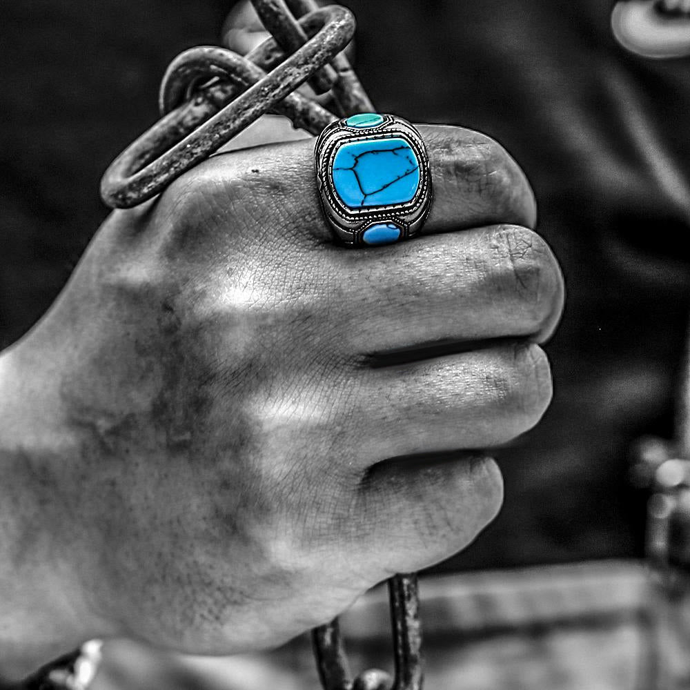 Eleganter Türkisring für Herren. Dreieck-Schmuck als Schutzstein und maskuliner Statementring.