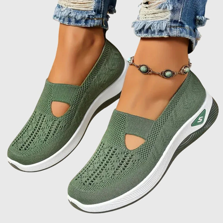 Nahaufnahme der atmungsaktiven Oberfläche der ergonomischen Damen Gehschuhe in Schwarz. Leichte Komfortschuhe.