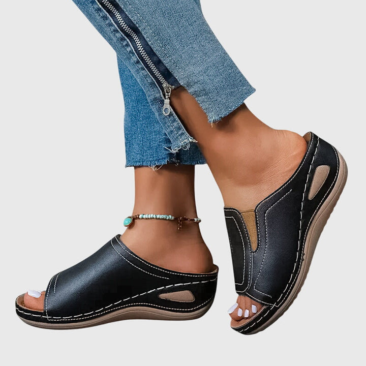 Vorderansicht: Elegante Damen Flache Sandalen Aretha, bequem und leicht für sommerliche Tage.