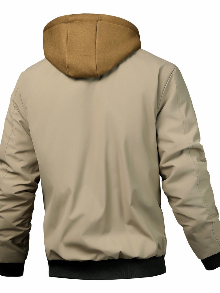 Rückenansicht der warmen Herren Stepp-Bomberjacke mit Kapuze, ideal für einen urbanen Herbst-Look.