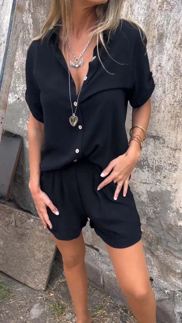 Damen Sommer-Outfit: bequemer Zweiteiler mit lockerem Hemd und modischer weiter Hose.