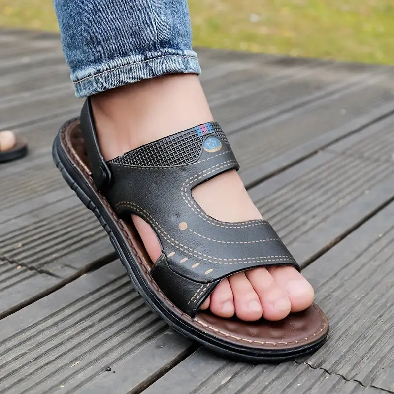 Schicke Strider Herren Sandalen mit verstellbaren Klettverschlüssen. Rutschfeste Sohle für sicheren Halt im Sommer.