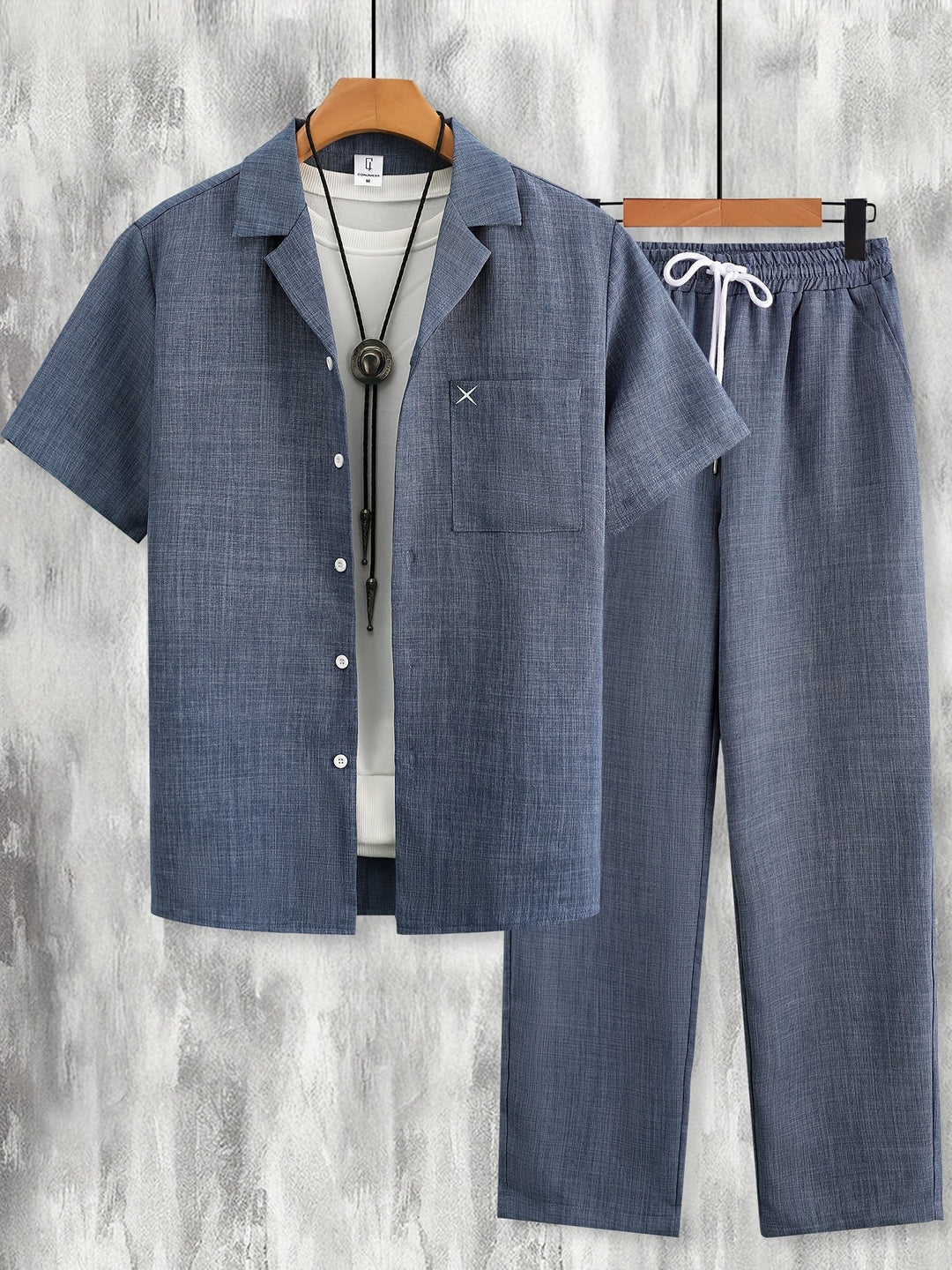 Elegantes Herren Freizeit Set: Luftiges Kurzarm Hemd & passende Hose für den Urlaub.