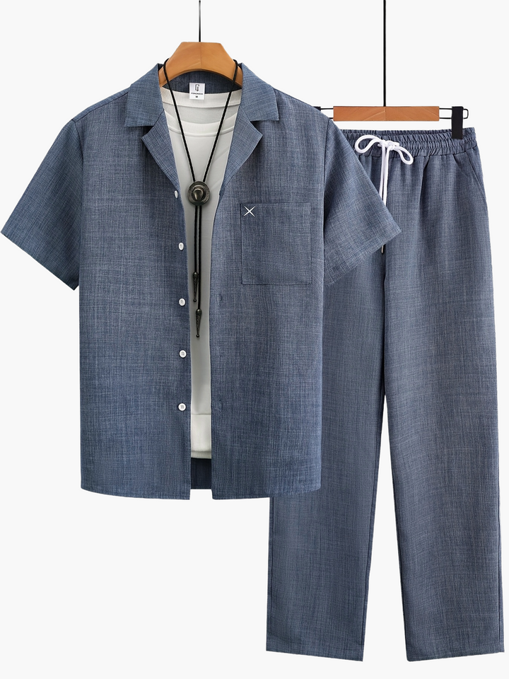 Hochwertiges Herren Freizeit Set: Atmungsaktives Kurzarmhemd & Hose für heiße Tage.