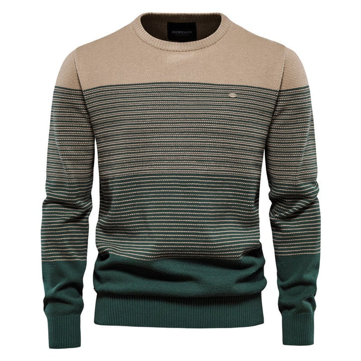Moderner Herren Pullover mit Rundhals und subtilen Kontrastfarben. Langarm-Design für schicken Alltagsstil.