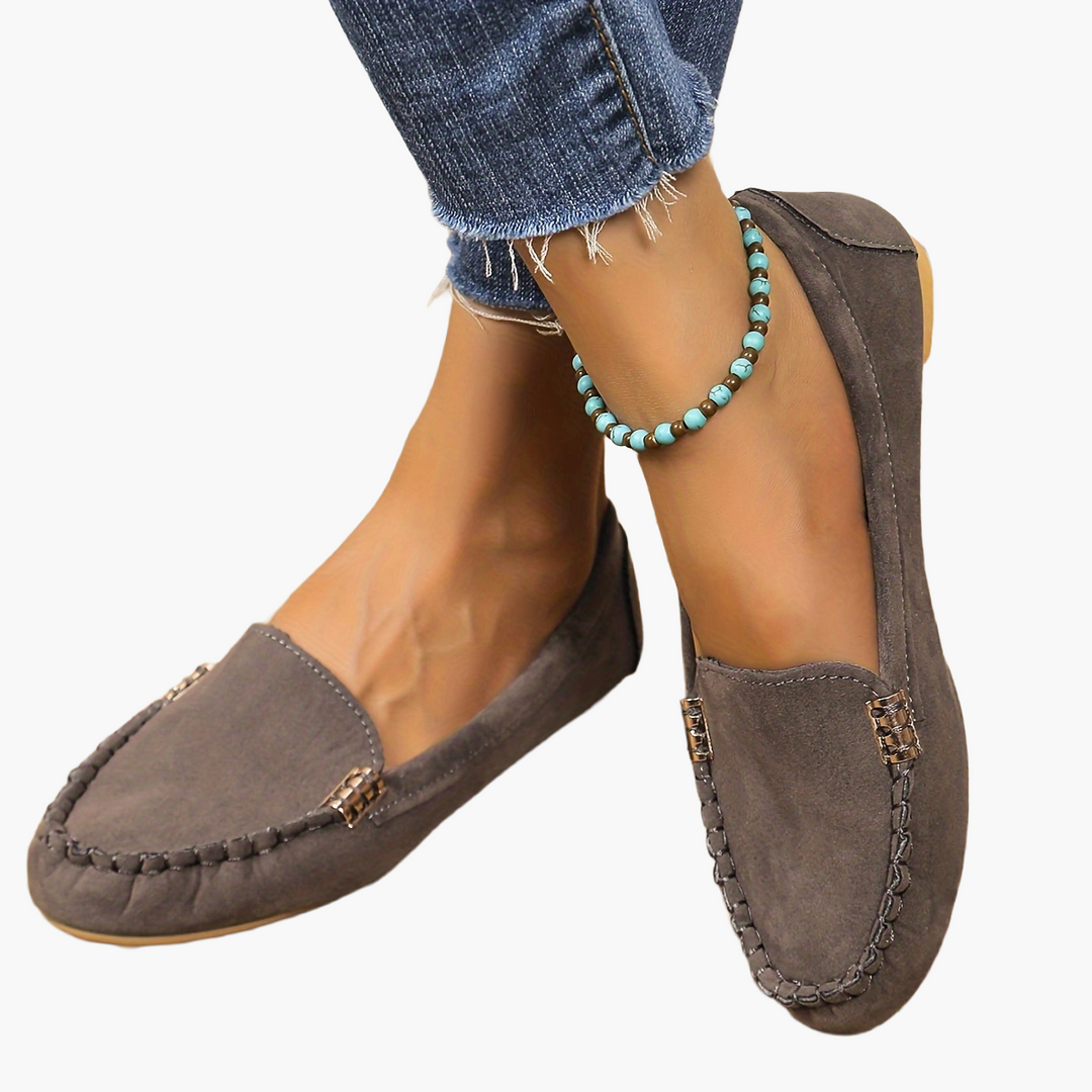 Elegante Damen Flachschuhe: Mokassins in Nude, perfekte Bequemschuhe für einen femininen Stil.