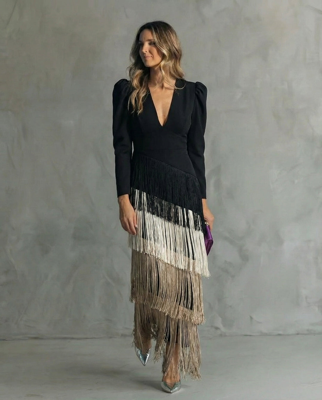 Luxuriöses Damen Fransenkleid, Midi-Länge, V-Ausschnitt. Ein elegantes Cocktailkleid für unvergessliche Abende.