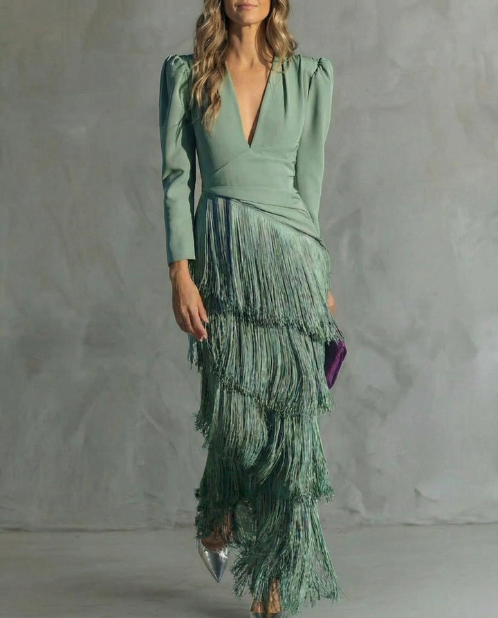 Schimmerndes Damen Midi Fransenkleid, V-Ausschnitt. Ein stilvolles Abendkleid, das bei jeder Bewegung fasziniert.