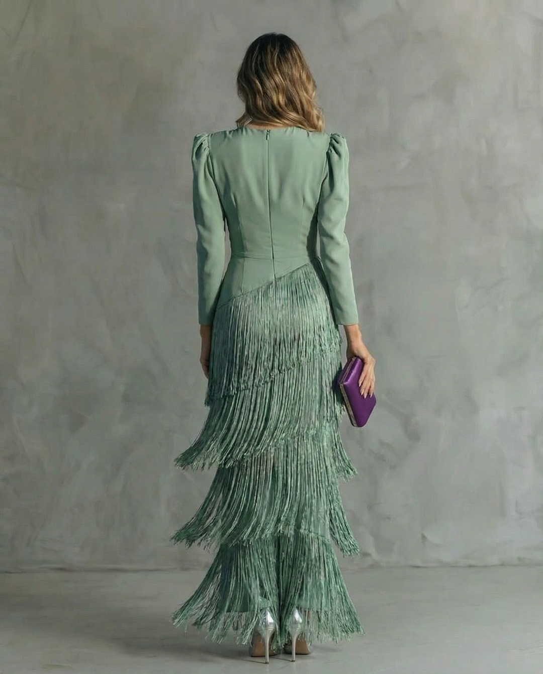 Modernes Damen Fransenkleid mit V-Ausschnitt und Midi-Länge. Ideal für Partys, Bälle & Abend-Events.