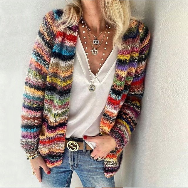 Eleganter Damen Cardigan, mehrfarbig gestrickt, langärmelig, bequem. Stilvolles Oberteil für Herbst & Winter.