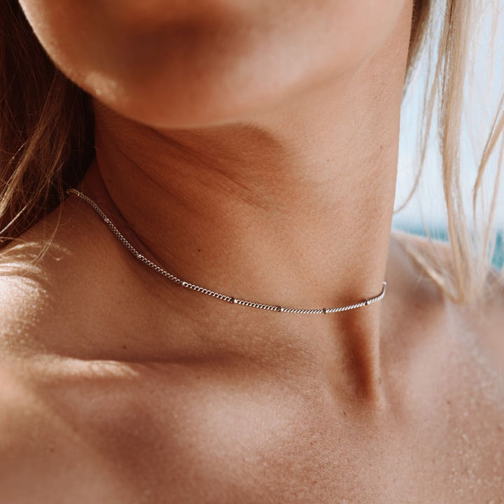 Elegante goldene oder silberne Damen Perlen Choker Kette, verstellbar, wasserdicht, ein zeitloses Schmuckstück.
