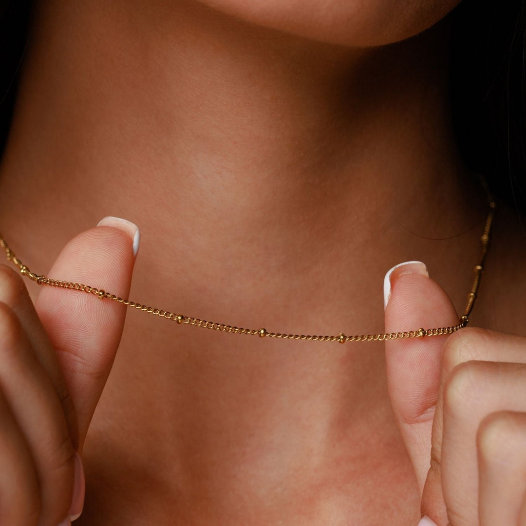 Damen Perlen Choker Kette in Gold und Silber, wasserfest und verstellbar, ideal für jeden Anlass.