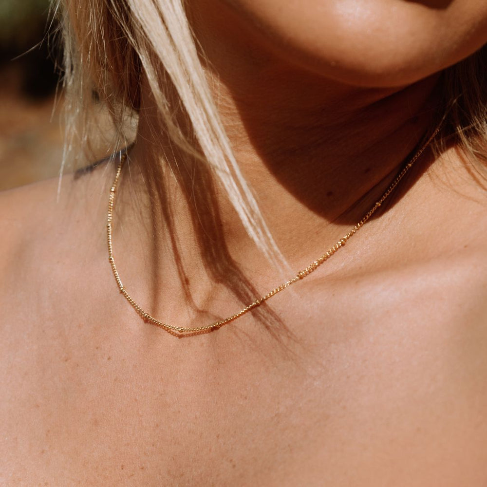 Filigrane Damen Perlen Choker Kette aus Edelstahl, wasserfest, in Gold- und Silberfarben für Layering.