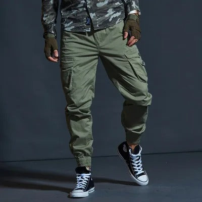 Vielseitige, bequeme Herren Cargohose in Dunkelblau für Alltag & Outdoor-Abenteuer, robust & praktisch.