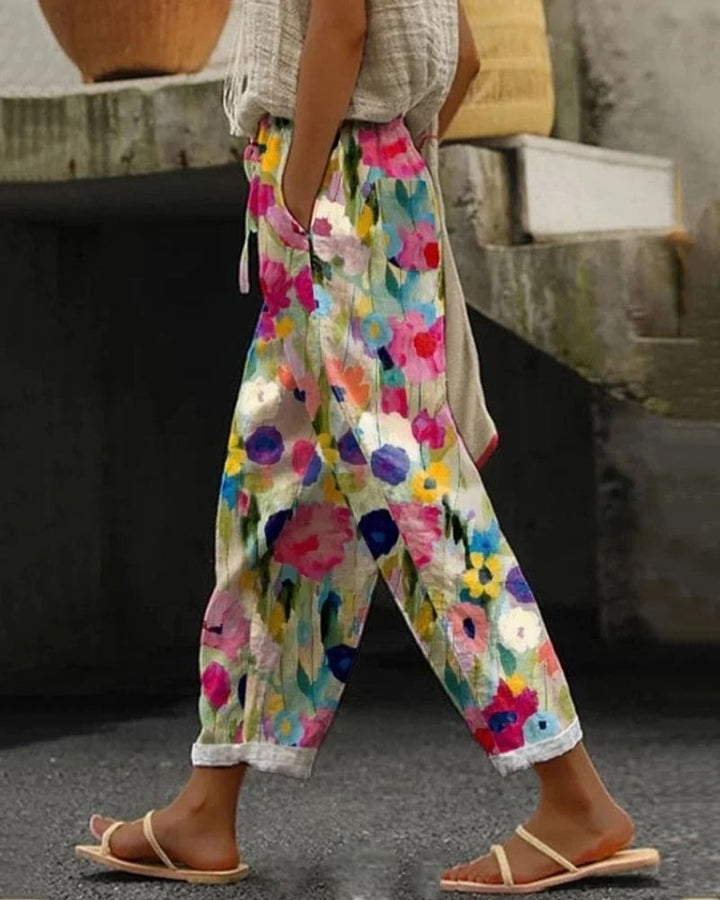 Lässige Damen Freizeithose mit lebhaftem Blumenprint und weitem Bein für entspannte Frühlingstage.