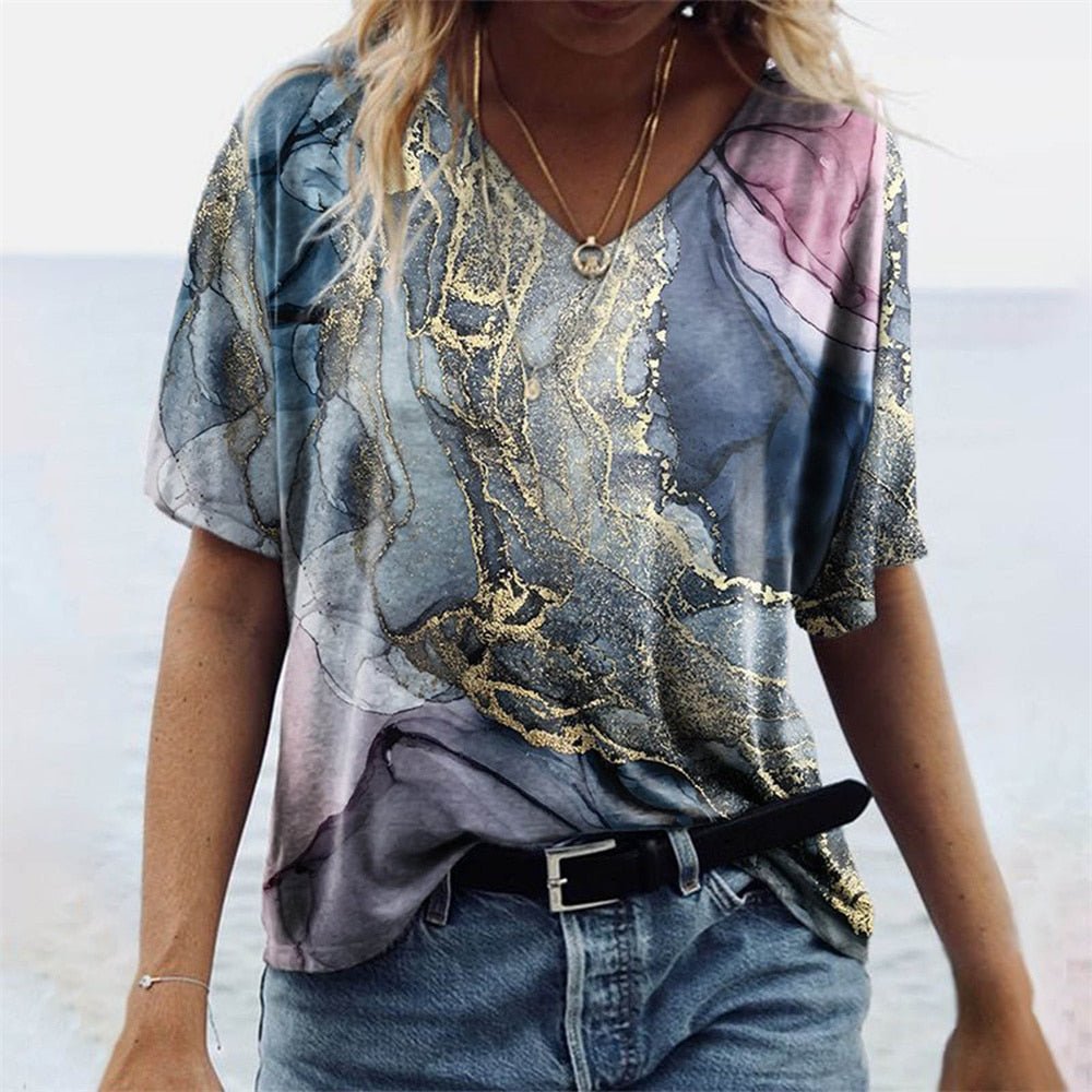 Lockeres Damen Kurzarmshirt mit stilvollem Marmormuster, bequemer V-Ausschnitt.
