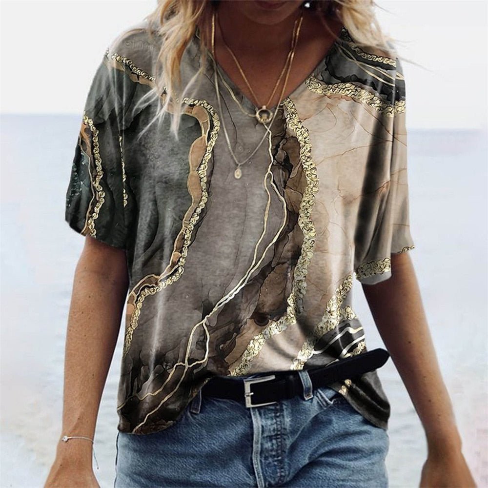 Damen Sommershirt: Marmormuster, V-Ausschnitt, lässiger Boho-Stil. Perfekt für die Freizeit.
