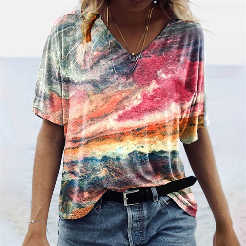 Boho-Stil Damen T-Shirt mit Marmormuster, V-Ausschnitt. Lässiges Kurzarmshirt für Freizeit.