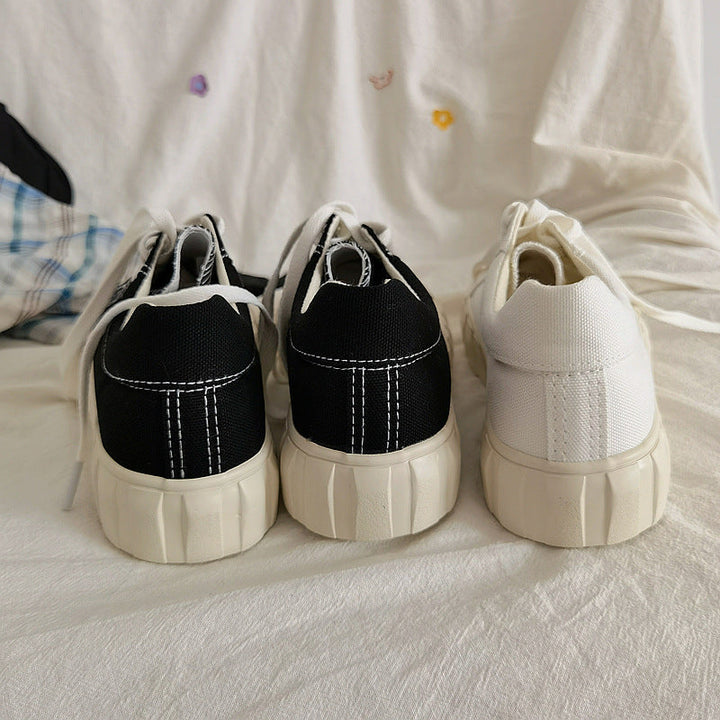 Nahaufnahme des vielseitigen Damen Low-Top Sneakers. Zeigt Schnürung, bequemes Obermaterial und Profilsohle.