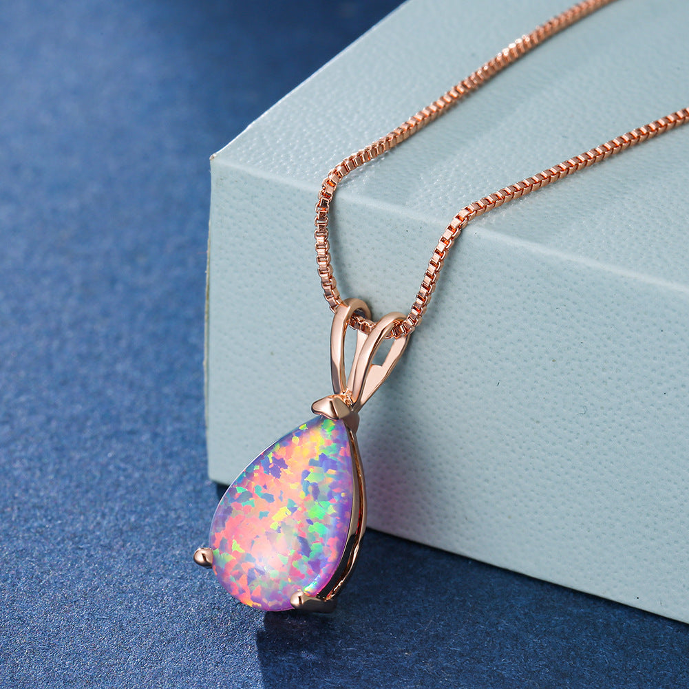 Luxuriöse Damen Opal-Halskette mit minimalistischem Tropfen-Anhänger. Hochwertiger Edelsteinschmuck für Frauen.