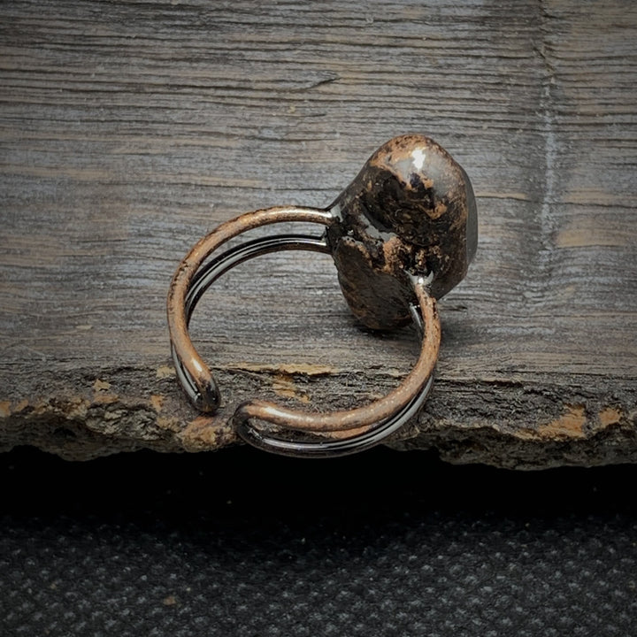 Persönlicher Frauenring, Rohstein & verstellbar. Geburtsstein aus Naturstein, elegant.