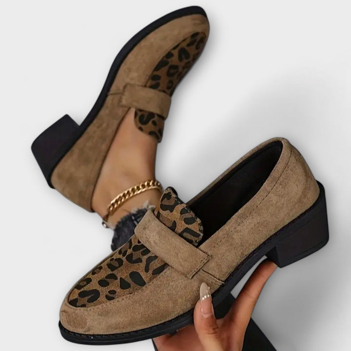 Stilvolle Damen Loafer mit Leopardenmuster, perfekt als elegante Komfortschuhe oder modische Freizeitschuhe.