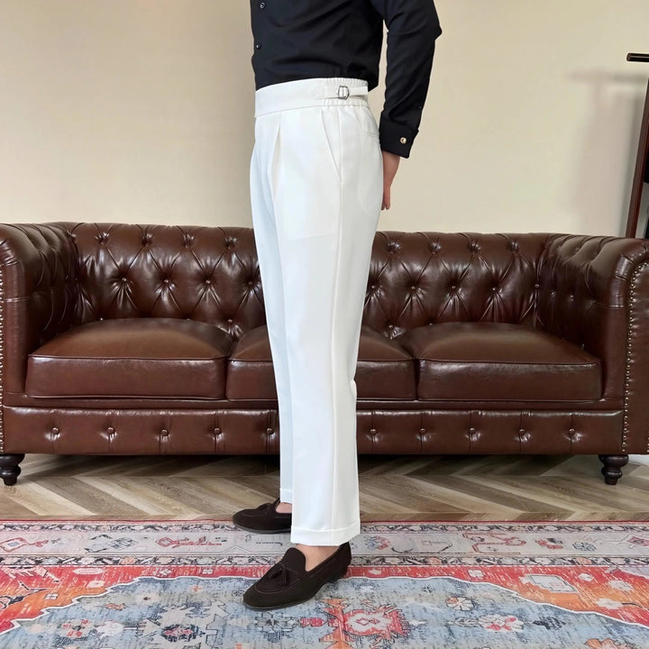 Schwarze klassische Herren Business-Hose im italienischen Stil. Ideal für einen eleganten und professionellen Look.
