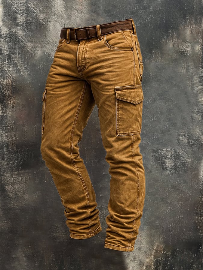 Nahaufnahme der robusten, braunen Herren Cargo Outdoorhose, perfekt für Outdoor-Abenteuer. Vintage-Stil.