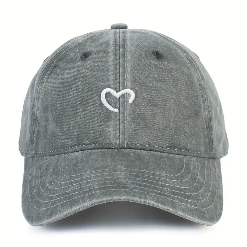 Stilvolle Damen Mütze mit Herz-Stickerei, ein trendiges Accessoire für Freizeit, Sommer & Frühling. Verstellbare Einheitsgröße.
