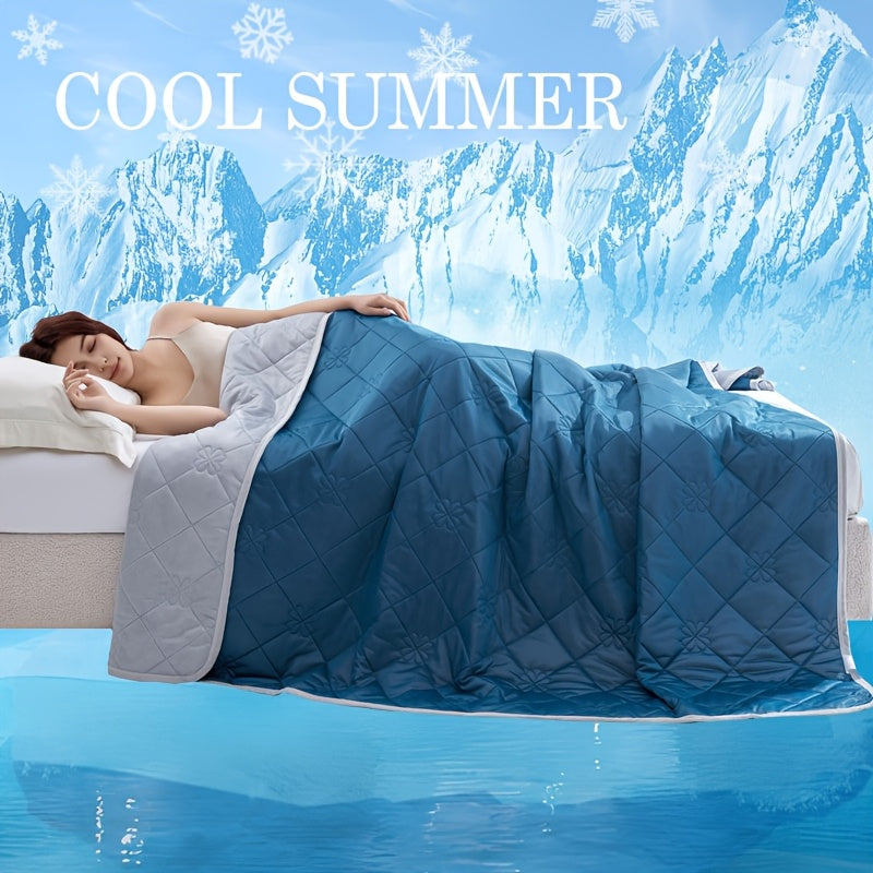 Weiße, luftkühlende Sommerdecke ordentlich auf einem Bett für maximalen Schlafkomfort und kühle Nächte.