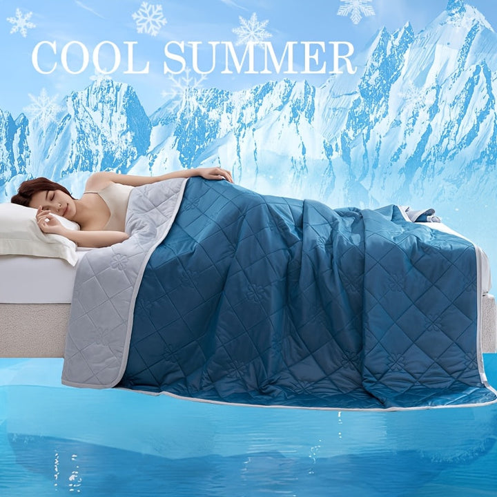 Weiße, luftkühlende Sommerdecke ordentlich auf einem Bett für maximalen Schlafkomfort und kühle Nächte.