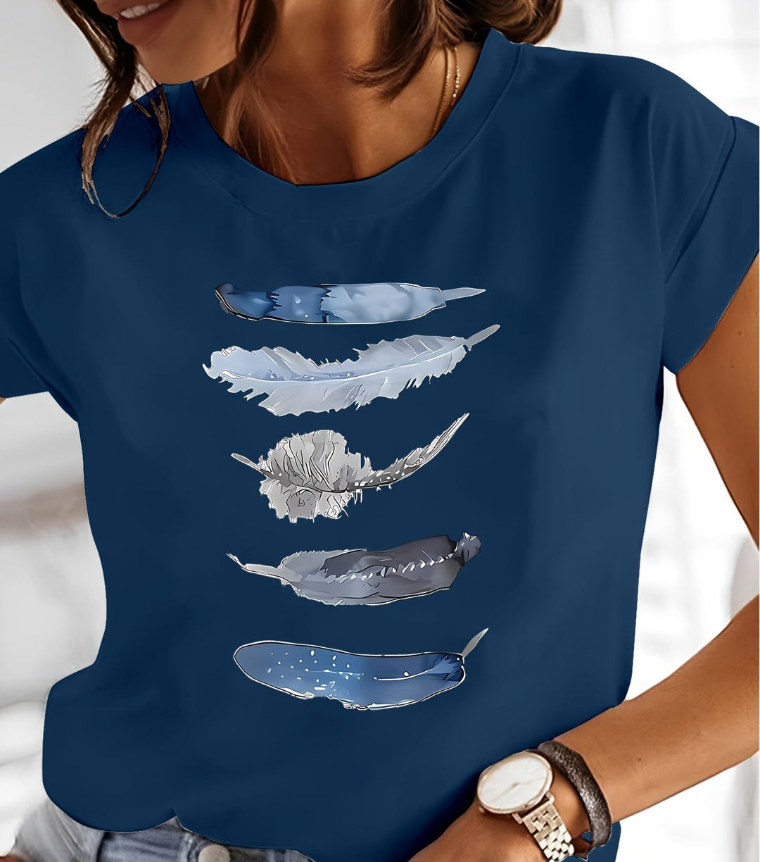Künstlerisches Damen Kurzarm T-Shirt mit Feder-Motiv. Must-have für entspannte Tage & Sommer.