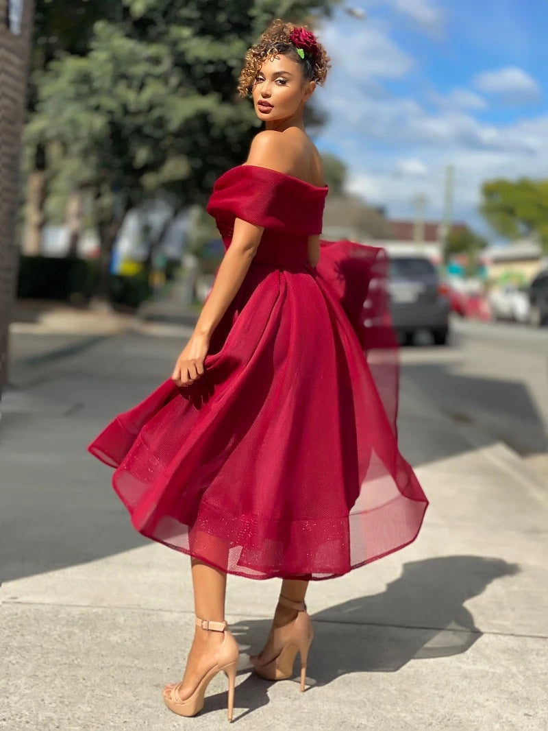 Festliches Damen Midikleid in Rosa, schulterfrei und rückenfrei, perfekt als Abendkleid oder elegantes Partykleid.