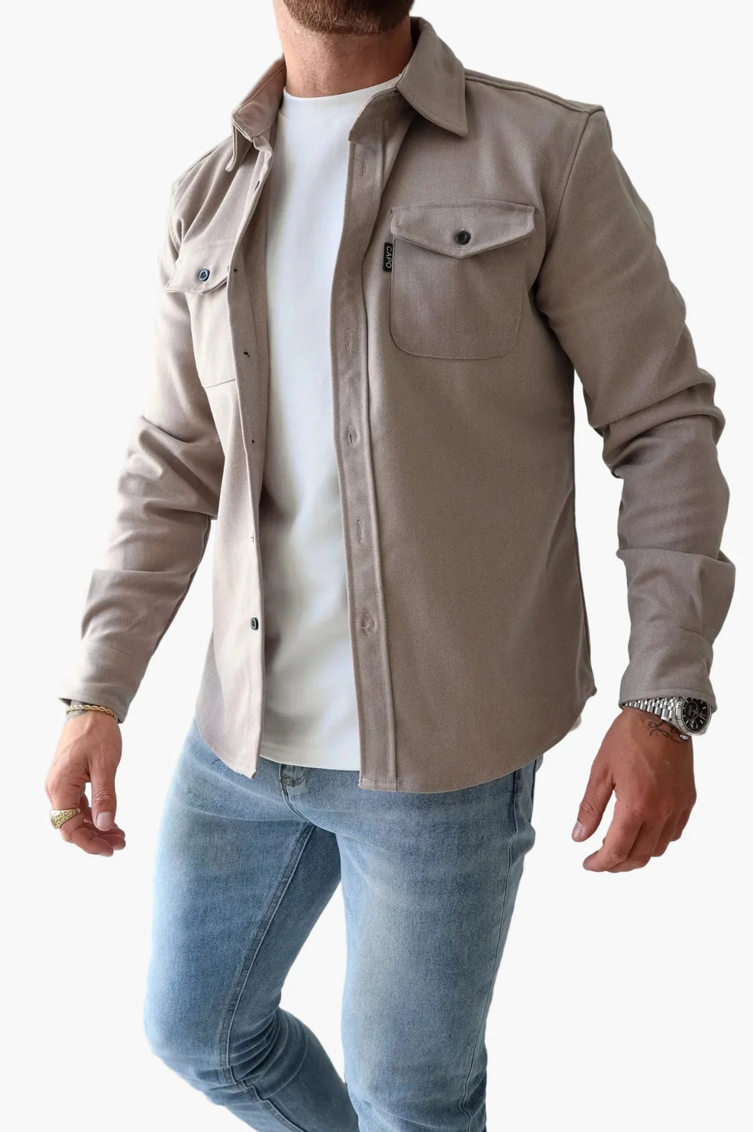 Mann trägt lässiges Herren Freizeithemd mit Brusttaschen. Stylisches Oberteil, ideal für moderne Herrenmode im Alltag.