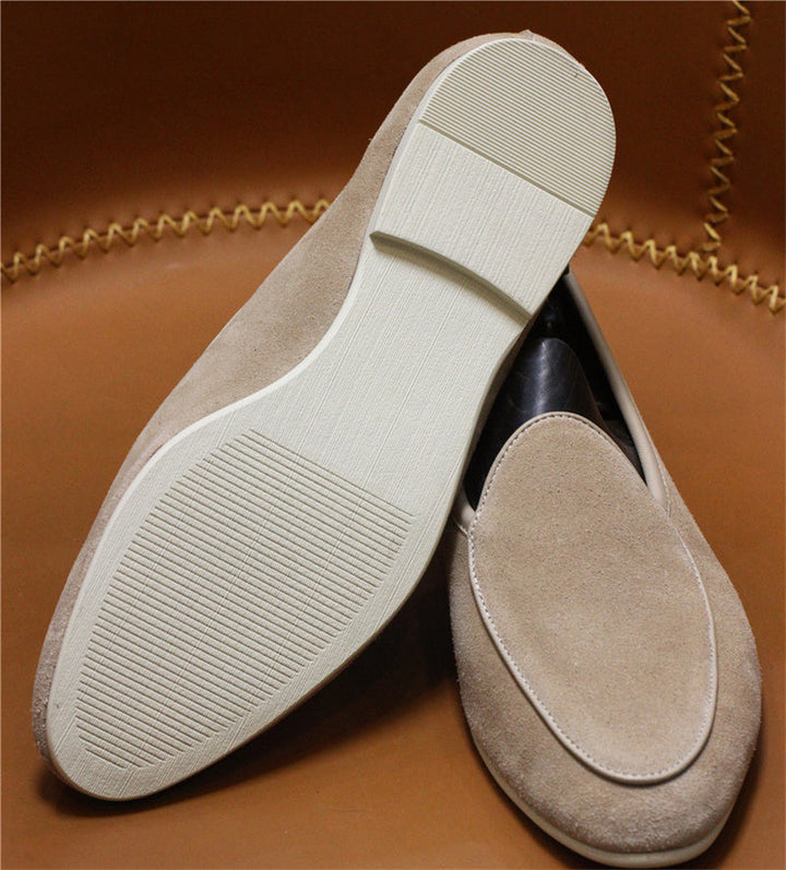 Zwei elegante beige Herren Loafer, handgefertigt, vielseitige Slipper für Business Casual & Freizeitschuhe.