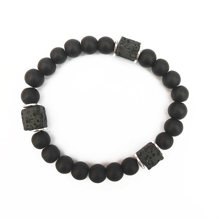 Nahaufnahme Onyx & Lavastein Armband mit glänzenden Onyx- und strukturierten Lavasteinperlen. Herren & Damen Schmuck.