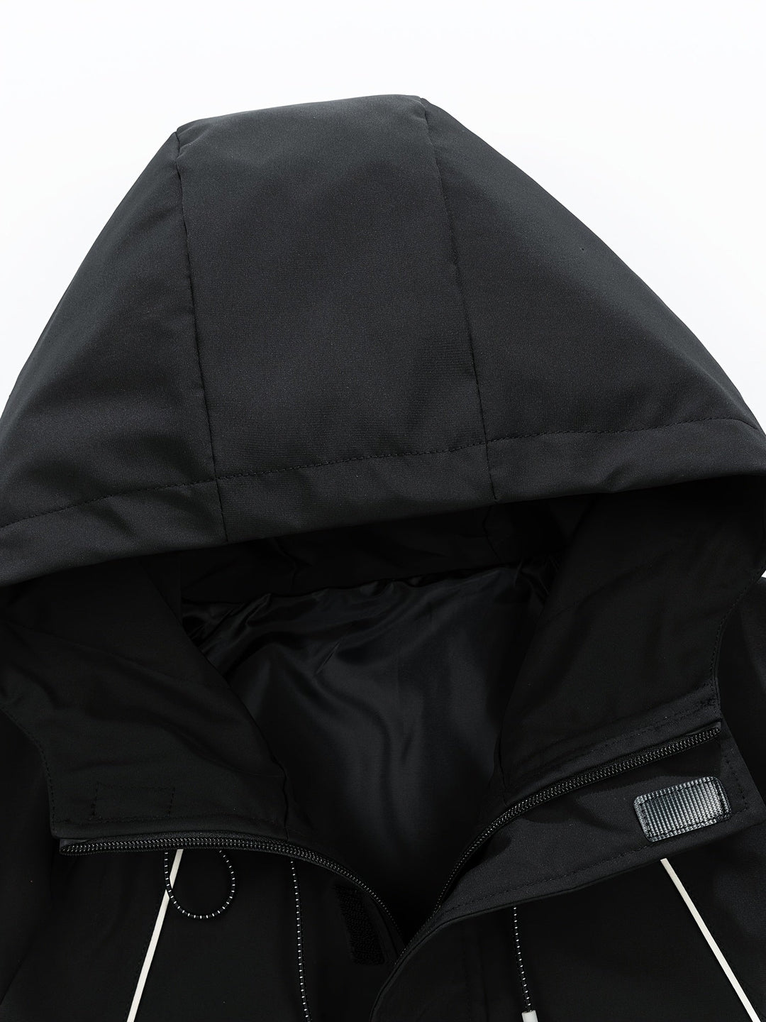 Nahaufnahme des robusten Stoffes der grünen Unisex Kapuzenjacke. Langlebige Outdoor- & Sportjacke für jede Jahreszeit.