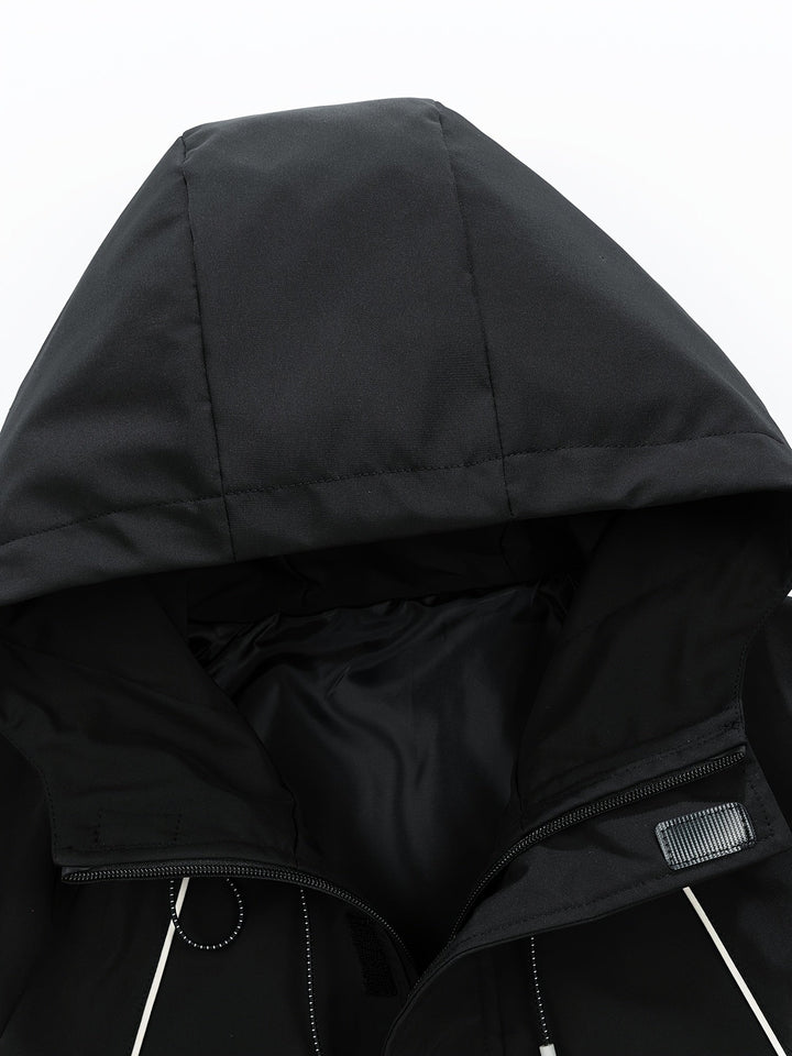 Nahaufnahme des robusten Stoffes der grünen Unisex Kapuzenjacke. Langlebige Outdoor- & Sportjacke für jede Jahreszeit.