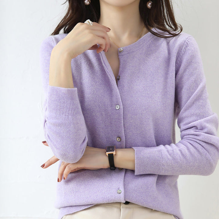 Ärmel der lockeren Damen Strickjacke, bequeme Passform, alltagstauglich. Moderne Strickmode.