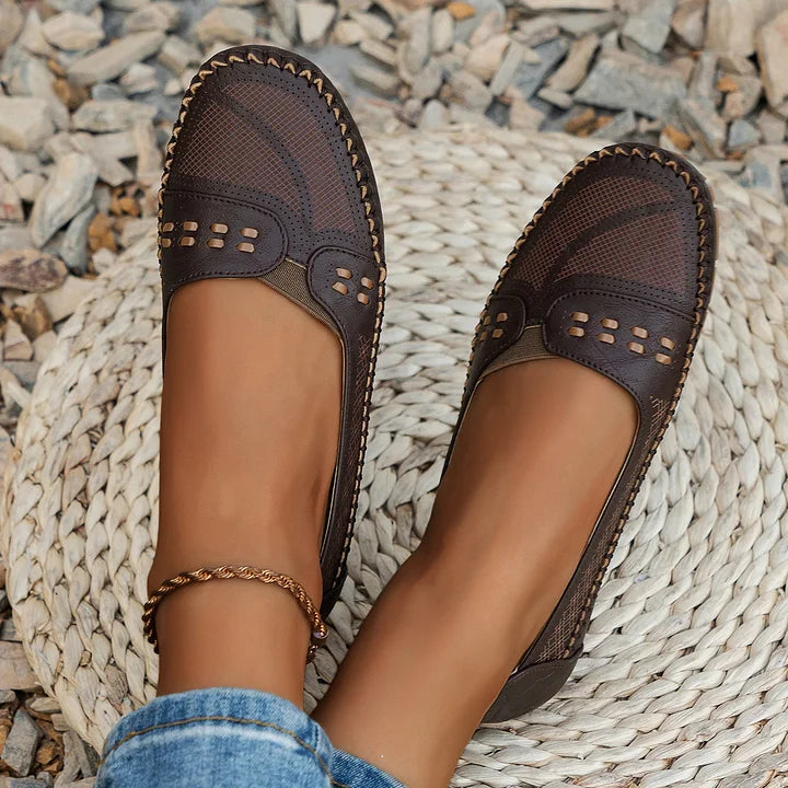 Dynamische Ansicht der Elora Slip-On Damenschuhe, zeigen Flexibilität für aktive Frauen.