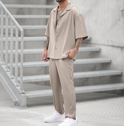 Eleganter, einfarbiger Herren Sommer Zweiteiler. Luftiges Kurzarmhemd & passende Hose für stilvolle Looks.