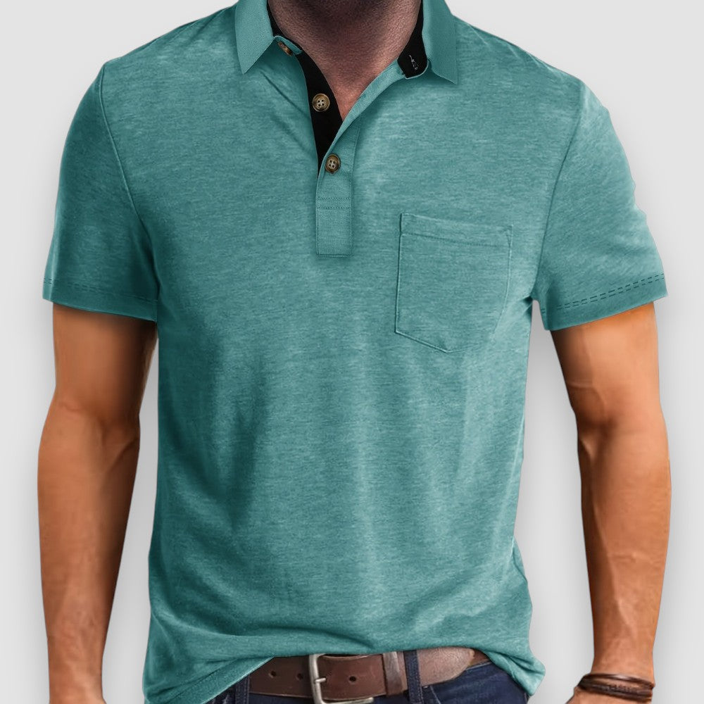 Nahaufnahme eines marineblauen Herren Poloshirts mit Knopfleiste & Kragen, elegant und bequem.