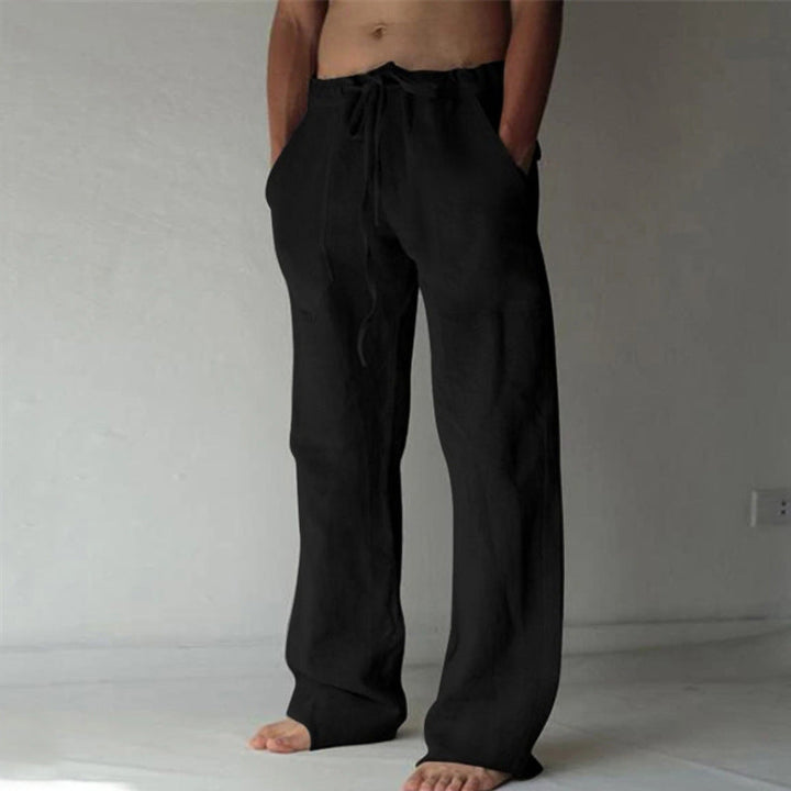 Detailansicht Kordelzug einer lässigen Herren Freizeithose, ideal für bequemen Halt.
