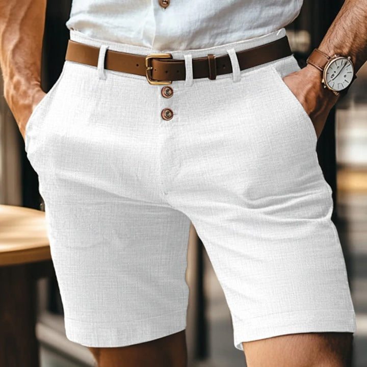 Moderne Herren kurze Hose in Khaki, luftig & stylish, mit Knopfleiste, perfekt für Strand & Stadt.