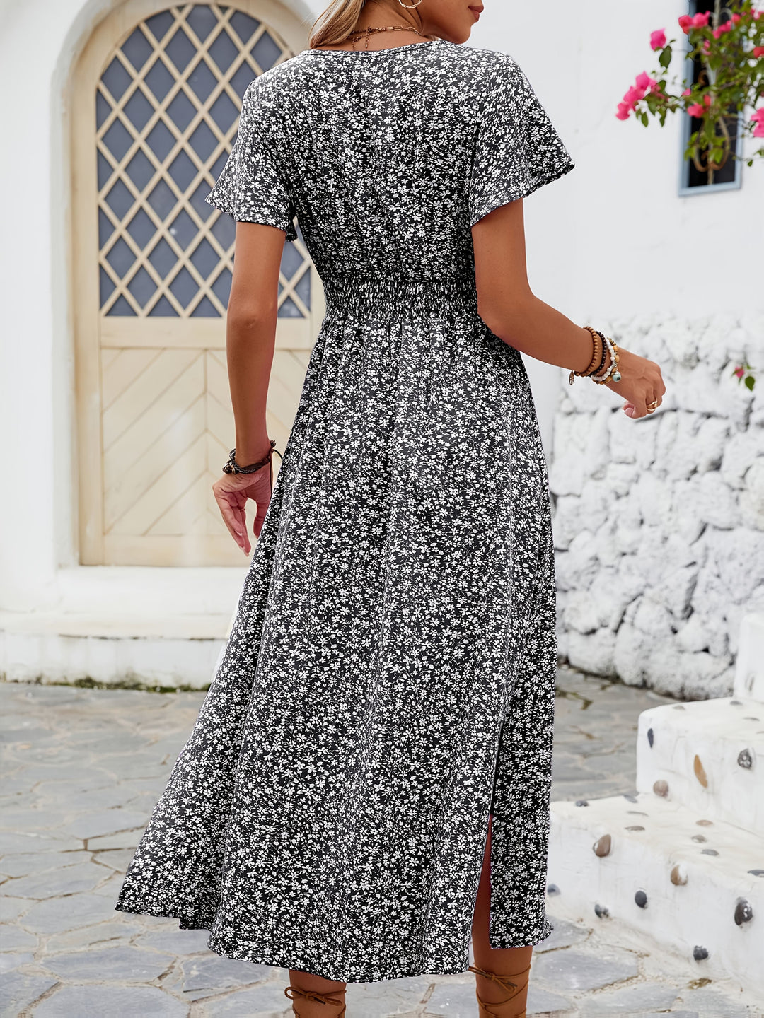 Stilvolles Freizeit-Sommerkleid mit V-Ausschnitt, Blumenprint und langem Schlitz für Damen.